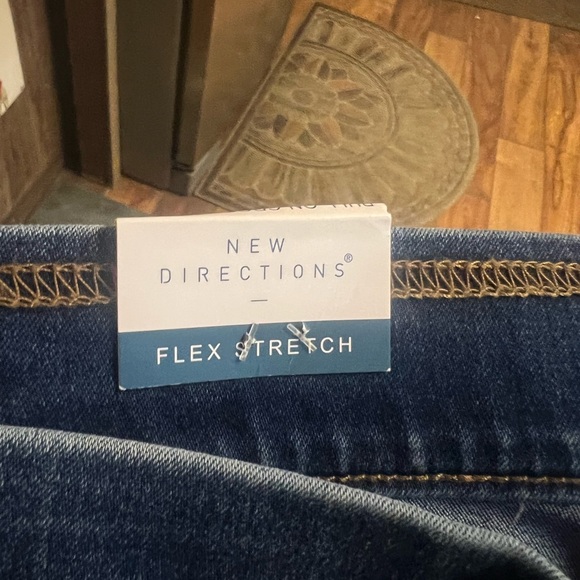 Capris NWT - Picture 7 of 8